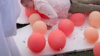 <p>Sesuai dengan warna balon yang bersebaran, jenis kelamin anak keduanya adalah perempuan, Bunda. Saat mengetahuinya pasangan ini tampak terkejut dan sangat bahagia. Tetapi, Fardhan terlihat langsung diminta push up nih Bunda oleh teman-temannya. Ternyata tebakan Fardhan akan jenis kelamin bayinya salah sehingga ia harus menjalani hukuman, seru ya? (Foto: Instagram @mikailapatritz)</p>