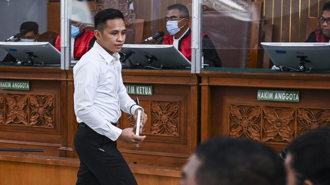 Richard Eliezer(Bharada E) menyebut Putri Candrawathi punya hubungan dekat dengan Nofriansyah Yosua Hutabarat (Brigadir J) yang menjadi sopir sekaligus ajudan