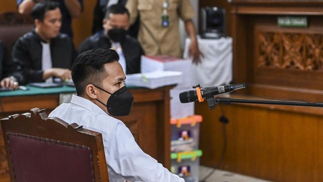 Bharada E memberikan kesaksian secara langsung untuk terdakwa Ferdy Sambo dan Putri Candrawathi di PN Jaksel hari ini.