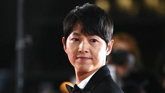 Kekasih baru Song Joong-ki disebut-sebut merupakan perempuan asal Inggris.