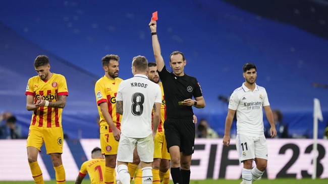 Toni Kroos mendapat kartu merah pertama setelah 15 tahun berkarier di sepak bola profesional saat Real Madrid ditahan Girona 1-1 di Liga Spanyol.