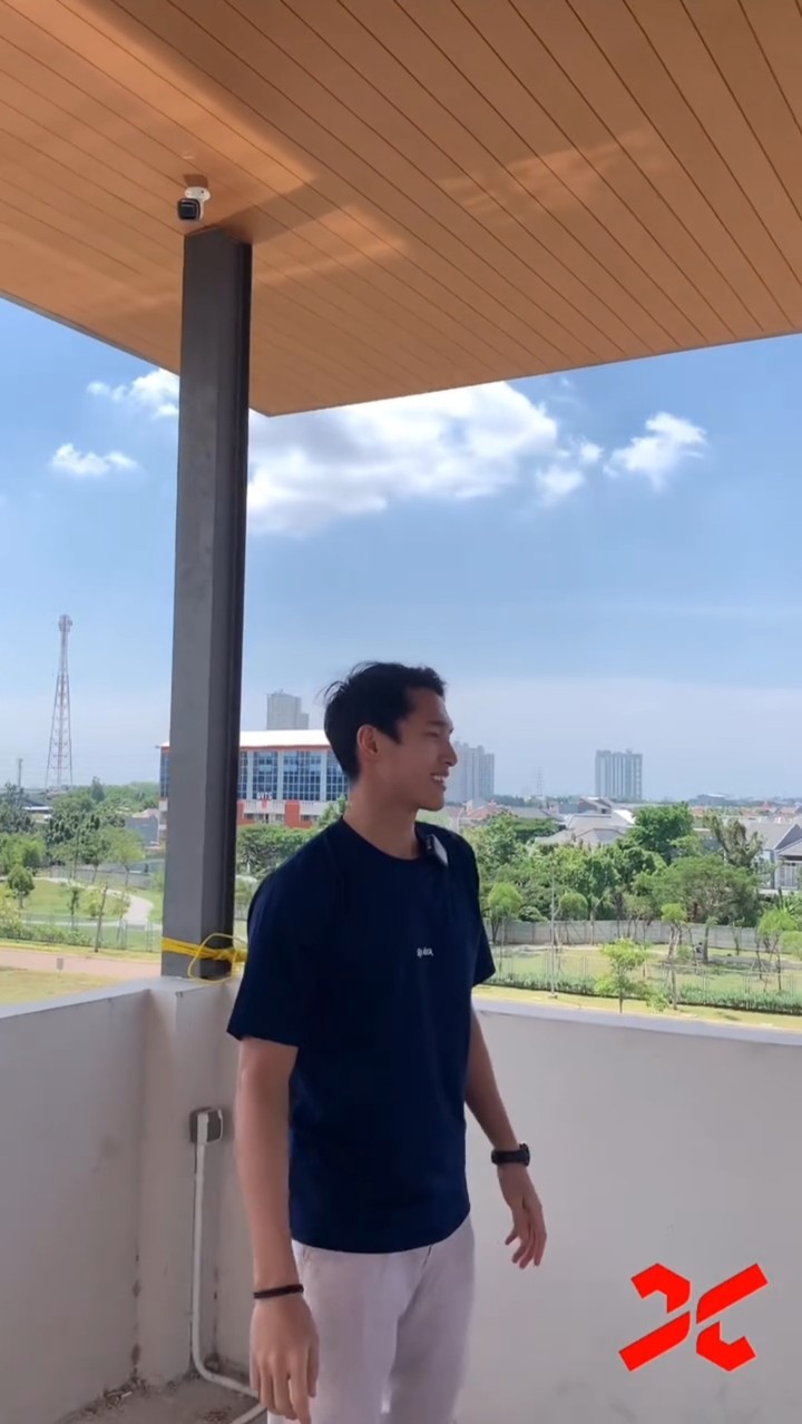 Atlet bulutangkis tunggal putra Indonesia Jonatan Christie sedang membangun rumah pertamanya dengan gaya minimalis. Intip potret rumahnya, yuk Bun.