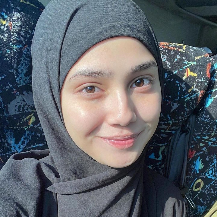 <p>Netizen tak habis-habisnya mengagumi potret tersebut. Bahkan, ada akun yang menyebut ia tampil lebih cantik tanpa riasan wajah. "Si paling cantik natural ygy," sambung @amaldi****. (Foto: Instagram @syifahadjureal)<br /><br /><br /></p>