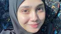<p>Netizen tak habis-habisnya mengagumi potret tersebut. Bahkan, ada akun yang menyebut ia tampil lebih cantik tanpa riasan wajah. "Si paling cantik natural ygy," sambung @amaldi****. (Foto: Instagram @syifahadjureal)<br /><br /><br /></p>