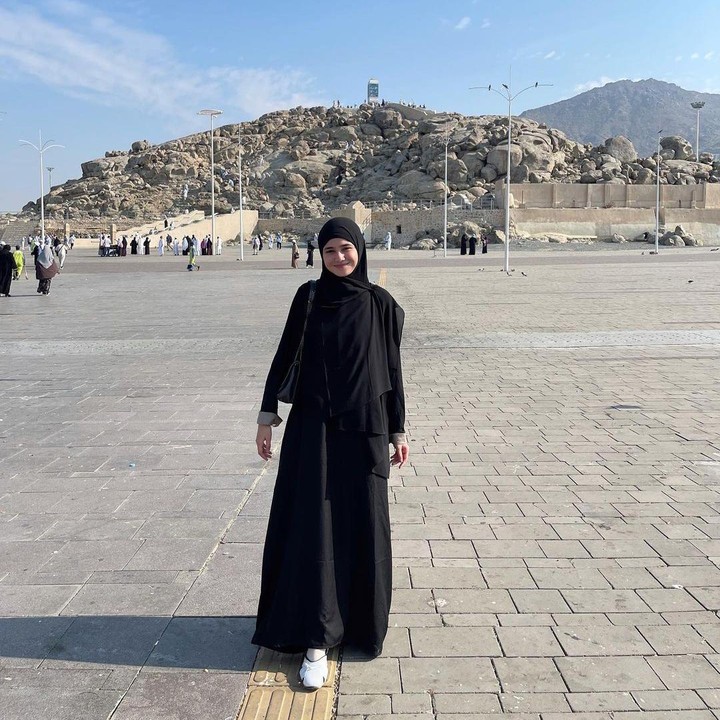 <p>Melalui melalui media sosial Instagram, bintang <em>Mermaid in Love</em> tersebut membagikan beberapa potret selama di Mekkah, Bunda. (Foto: Instagram @syifahadjureal)<br /><br /><br /></p>