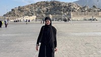 <p>Melalui melalui media sosial Instagram, bintang <em>Mermaid in Love</em> tersebut membagikan beberapa potret selama di Mekkah, Bunda. (Foto: Instagram @syifahadjureal)<br /><br /><br /></p>