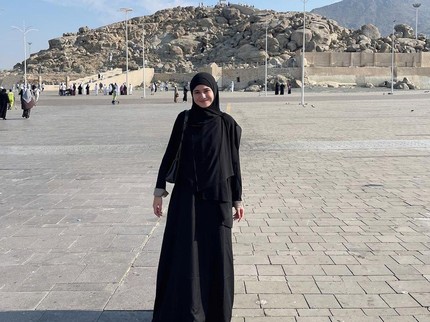 7 Potret Syifa Hadju dalam Balutan Gamis Saat Umrah, Anggun dan Menawan Bun