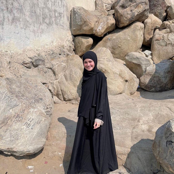 <p>Beberapa unggahan yang ia bagikan itu menuai banyak reaksi dari netizen. Sebagian besar dari mereka memberikan pujian, Bunda. (Foto: Instagram @syifahadjureal)<br /><br /><br /></p>