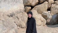 <p>Beberapa unggahan yang ia bagikan itu menuai banyak reaksi dari netizen. Sebagian besar dari mereka memberikan pujian, Bunda. (Foto: Instagram @syifahadjureal)<br /><br /><br /></p>