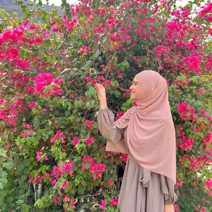 <p>Ia juga mengunggah potret-potret selfie. Dengan penampilan tanpa <em>make-up</em>, wanita kelahiran 22 tahun silam ini juga menuai pujian, Bunda. (Foto: Instagram @syifahadjureal)<br /><br /><br /></p>