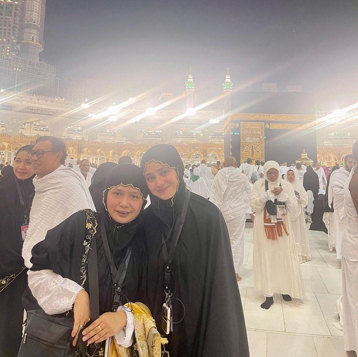 <p>Syifa Hadju saat ini sedang menunaikan ibadah umrah ke Tanah Suci bersama sang ibunda, nih. (Foto: Instagram @syifahadjureal)<br /><br /><br /></p>