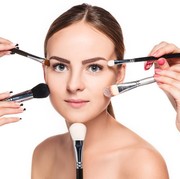 Tidak Bikin Wajah Jadi 'Berat', Ini 8 Tahapan Makeup Simpel untuk Pemula dan Rekomendasi Produknya