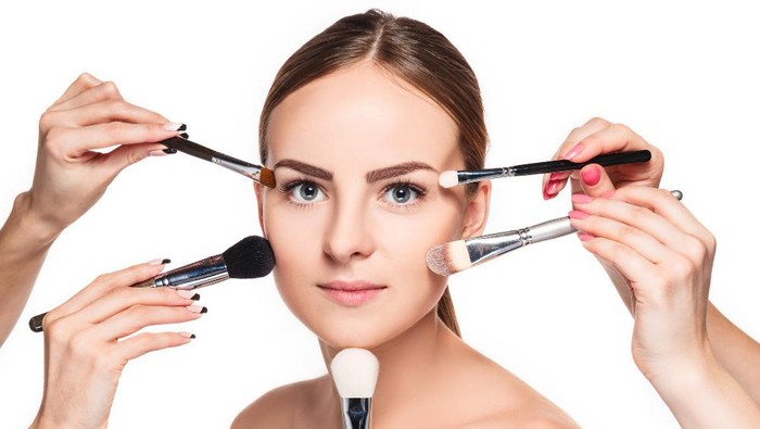 Tidak Bikin Wajah Jadi 'Berat', Ini 8 Tahapan Makeup Simpel untuk Pemula dan Rekomendasi Produknya