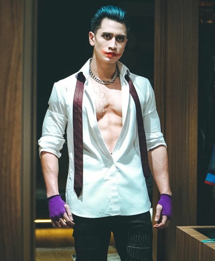 Tahun ini Verrel kembali memeriahkan momen Halloween dengan tampilan yang berbeda. Yup, kali ini Verrel tampil dengan kostum ala Joker lengkap dengan sarung tangan dan gaya makeup-nya. (Foto: Instagram @bramastavrl)