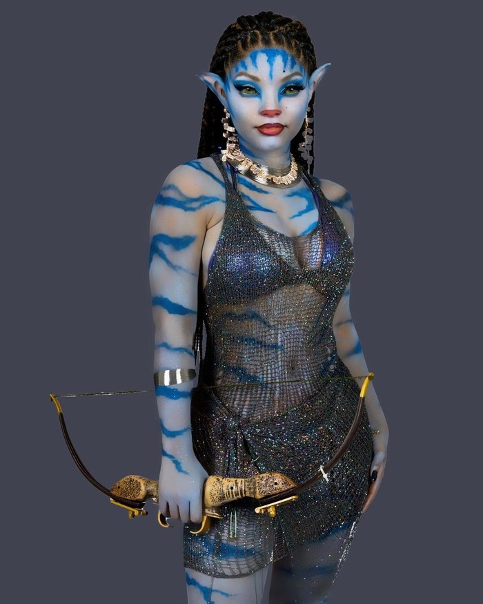 Tak kalah ekstra, kulit bercorak biru dan telinga lancip ditampilkan Halle Bailey yang menjadi karakter film Avatar. Aksesori etnik dan busur panah menyempurnakan tokoh buatan sutradara James Cameron itu. Foto: instagram.com/hallebailey