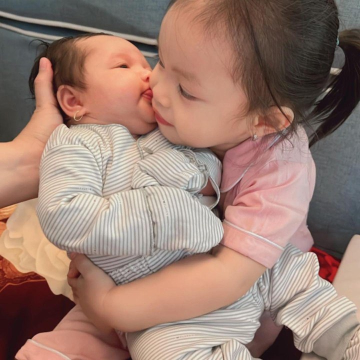 <p>Terlihat juga sang kakak baby Alia, Arsila tampak gembira menyambut kelahiran sang adik. Di sini mereka tampak begitu, menggemaskan ya, Bunda! Semoga sehat selalu keluarga Zaskia Gotik. (Foto : Instagram: @zaskia_gotix)</p>