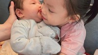 <p>Terlihat juga sang kakak baby Alia, Arsila tampak gembira menyambut kelahiran sang adik. Di sini mereka tampak begitu, menggemaskan ya, Bunda! Semoga sehat selalu keluarga Zaskia Gotik. (Foto : Instagram: @zaskia_gotix)</p>