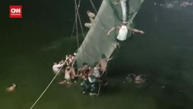 VIDEO: 120 Tewas dalam Insiden Jembatan Berusia Seabad Ambruk di India