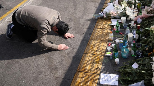 Sebulan lebih tragedi kerumunan Halloween terjadi, gang di Itaewon-Ro, Seoul, Korea Selatan, yang selama ini ramai masih sunyi sepi diselimuti duka cita.