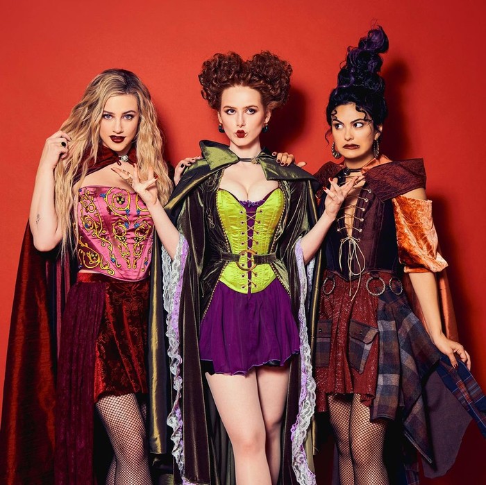 Trio bintang Riverdale––Lili Reinhart, Madelaine Petsch, dan Camila Mendes––transformasi jadi trio Hocus Pocus. Foto: instagram.com/camimendes