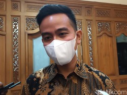 Gibran Rakabuming Sarapan Bareng Anies Baswedan di Solo