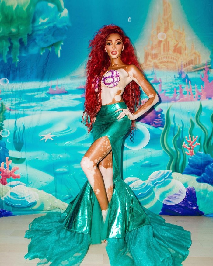 Winnie Harlow memesona sebagai Ariel. Mengenakan wig merah, rok mermaid dalam warna tosca beraksen slit, dan bra berbentuk kerang, Winnie cocok sebagai Puteri Disney, bukan? Foto: instagram.com/winnieharlow