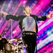 Pro Kontra Netizen Soal Konser Coldplay di GBK Bentrok dengan FIFA Matchday