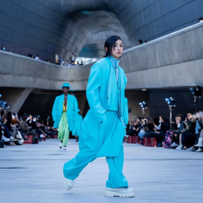 Aiki bahkan menunjukkan tampilan rambut hitam barunya dengan melangkah penuh percaya diri dalam balutan setelan bewarna biru cerah di runway Seoul Fashion Week pada (12/10) lalu./ Foto: instagram.com/esteem.official