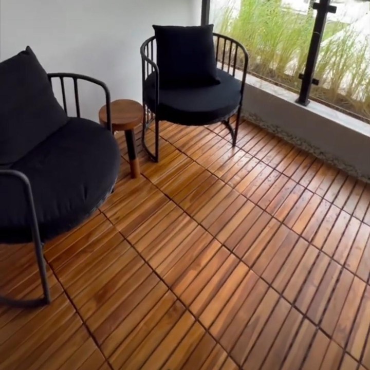 <p>Balkon kecil di rumah Alika Islamadina disulap menjadi tempat bersantai di sore hari. Masih dengan tema industrial, pojok kecil ini dihias dengan bangku hitam dan lantai kayu. (Foto: Instagram/alikaislamadina)</p>