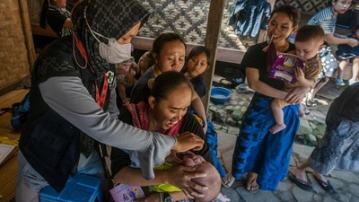 FOTO: Peluh Bidan Berikan Layanan Imunisasi Masyarakat Badui