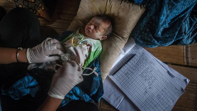 Bagi Eros Rosita, menjadi bidan untuk warga Baduy bukan perkara materi. Ada kebahagiaan dalam dirinya kala melihat ibu dan anak-anak di Kanekes sehat sentosa.