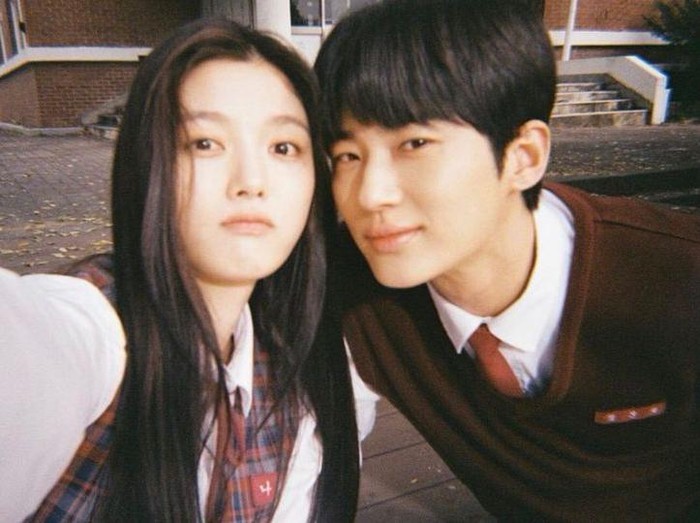 Dalam film tersebut, Byeon Woo Seok menjadi kekasih dari Kim Yoo Jung. 20th Century Girl juga menjadi film pertama di mana ia menjadi pemeran utama pria. Kamu bisa menyaksikan film ini di Netflix, ya!/ foto: instagram.com/byeonwooseok