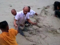 Detik-detik Gubernur NTT Terjun ke Sungai, Evakuasi Warga Terseret Banjir