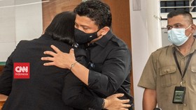 VIDEO: Pelukan Sambo-Putri Jelang Kesaksian Orang Tua Brigadir Yosua