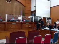 Momen Pelukan Ferdy Sambo-Putri Candrawathi di Ruang Sidang