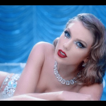 Intip Outfit Taylor Swift di Video Klip 'Bejeweled' yang Serba Bertabur Kristal, Semuanya Dibuat dengan Tangan!