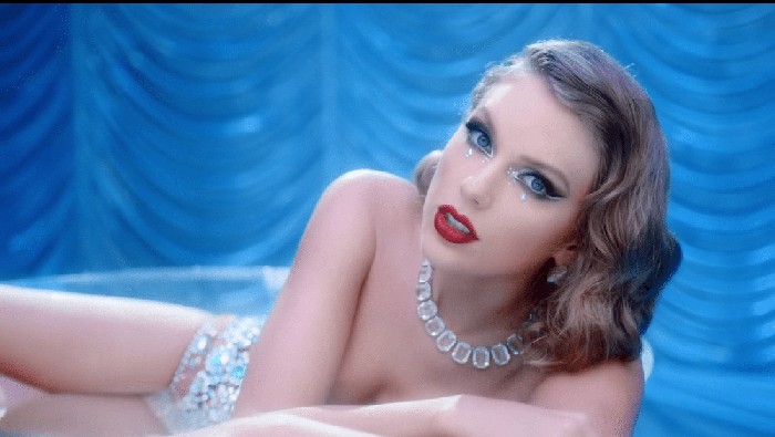 Intip Outfit Taylor Swift di Video Klip 'Bejeweled' yang Serba Bertabur Kristal, Semuanya Dibuat dengan Tangan!
