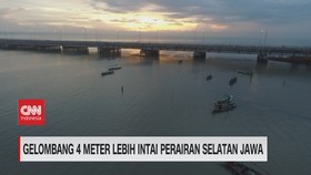 VIDEO: Gelombang 4 Meter Lebih Intai Selatan Jawa