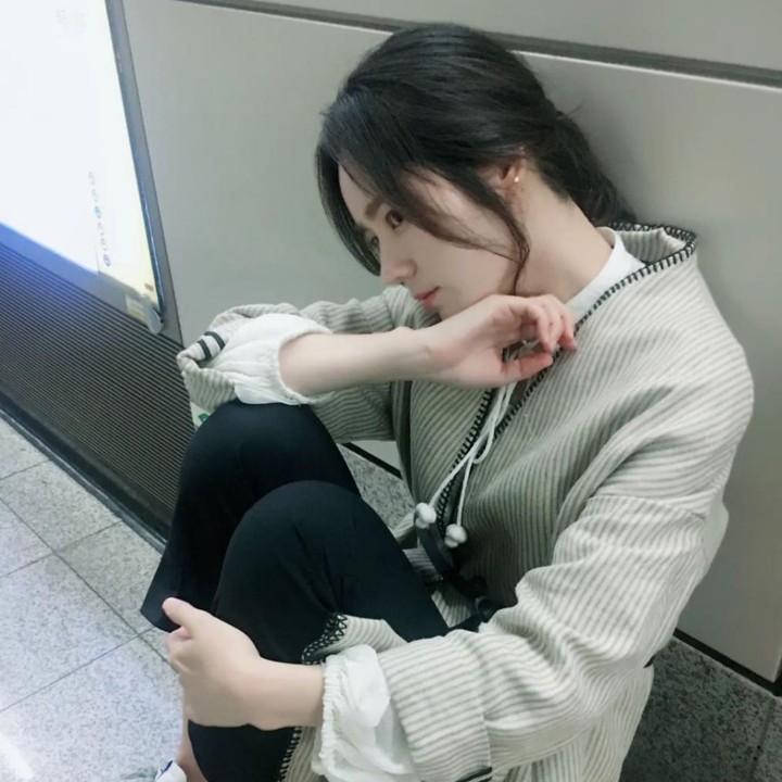 <p>Bukan hanya pakaiannya saja yang seperti anak remaja, gayanya saat berfoto pun membuat dirinya tidak terlihat seperti orang dewasa yang berusia 40 tahun, ya, Bunda. (Foto: Instagram@hangaingagari)</p>