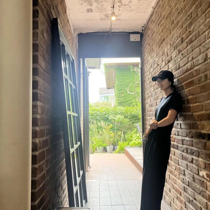 <p>Memiliki paras cantik dan tubuh yang ramping di usia yang tak lagi muda, siapa wanita yang tidak ingin seperti aktris sekaligus ibu dua anak yang satu ini? (Foto: Instagram@hangaingagari)</p>
