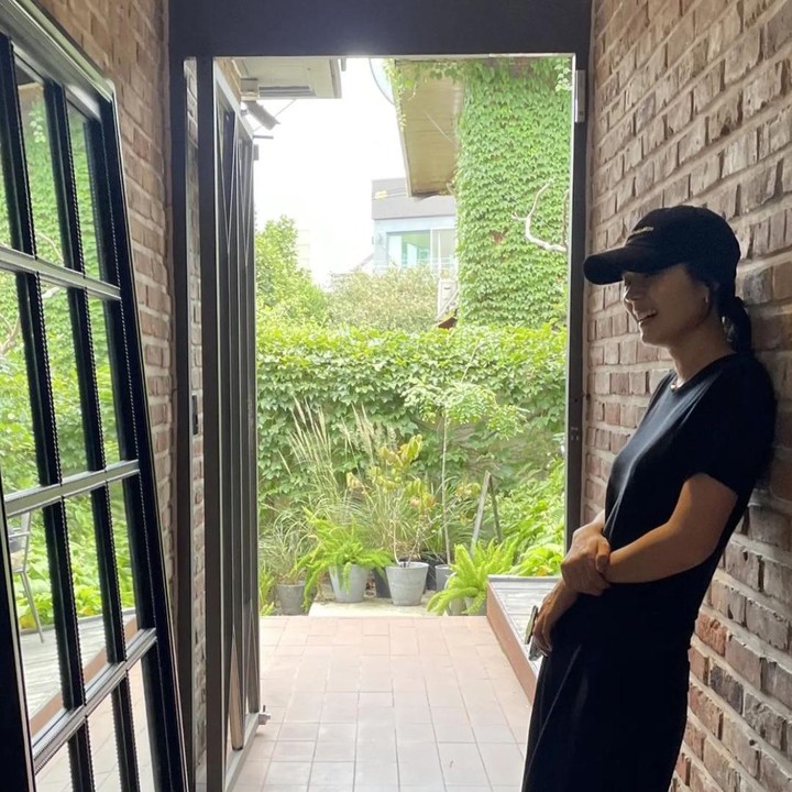 <p>Han Ga In yang menikah dengan Yeon Jung Hoon pada 2005 lalu, telah dikaruniai dua orang anak. Namun, ia tetap memiliki tubuh ramping. (Foto: Instagram@hangaingagari)</p>