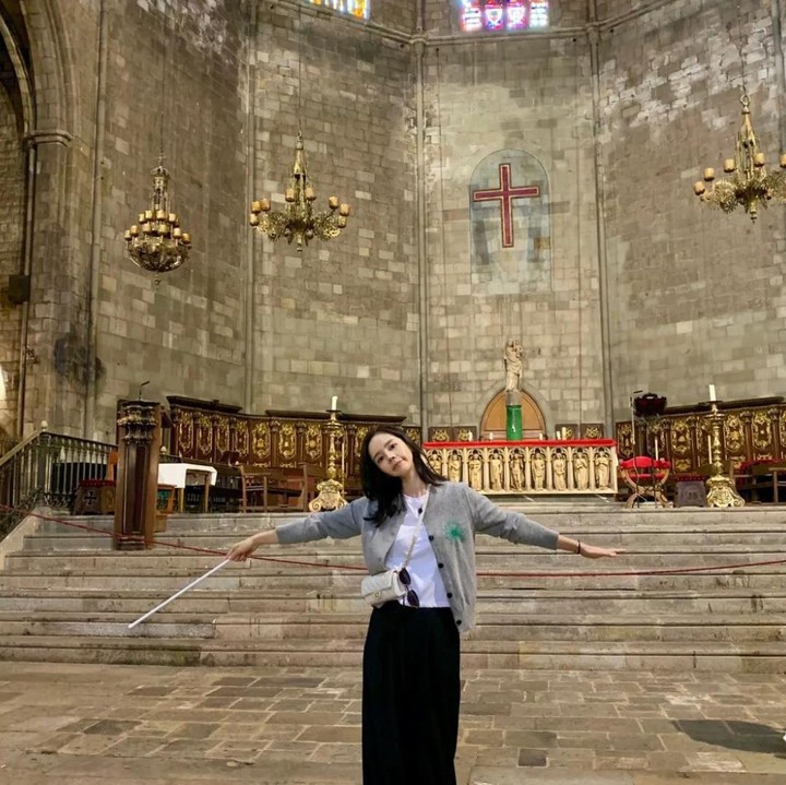 <p>Sering menggunakan <em>outfit</em> seperti anak muda masa kini, membuat bintang drama Korea yang satu memang terlihat seperti masih remaja. (Foto: Instagram@hangaingagari)</p>