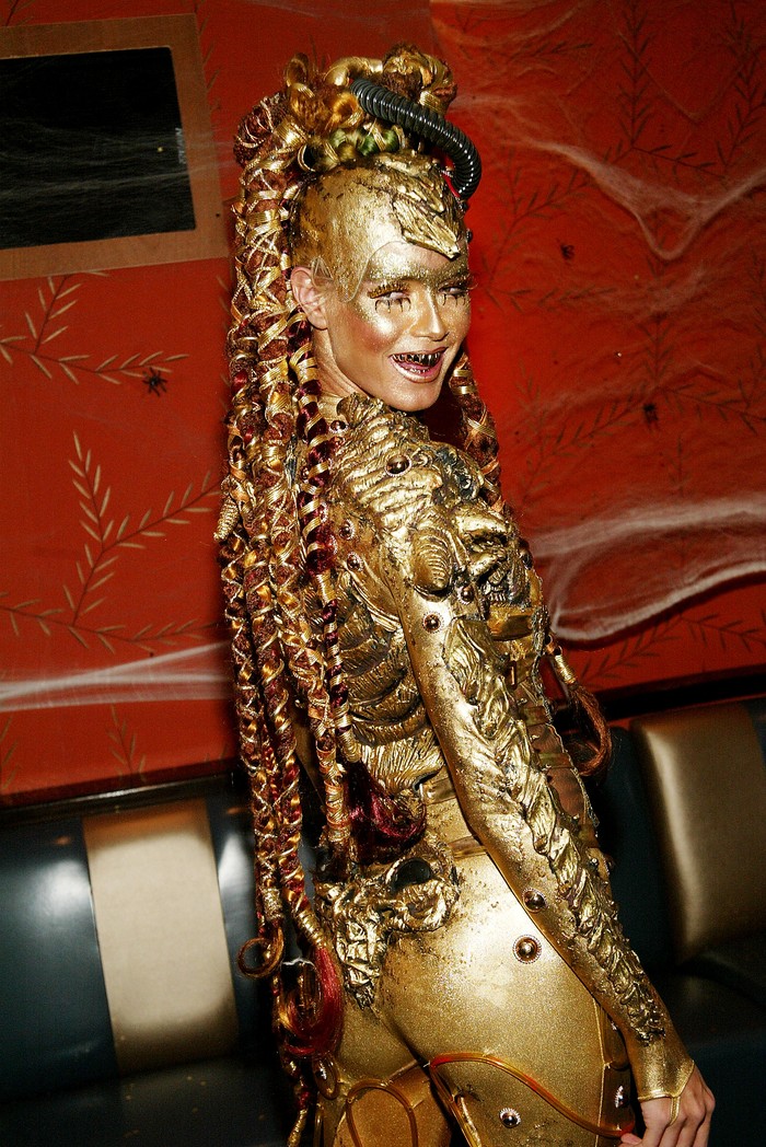 Tahun 2003, Heidi Klum tampil dalam busana serba emas. Bahkan hingga tema riasan dan gigi. Foto: Getty Images/Evan Agostini