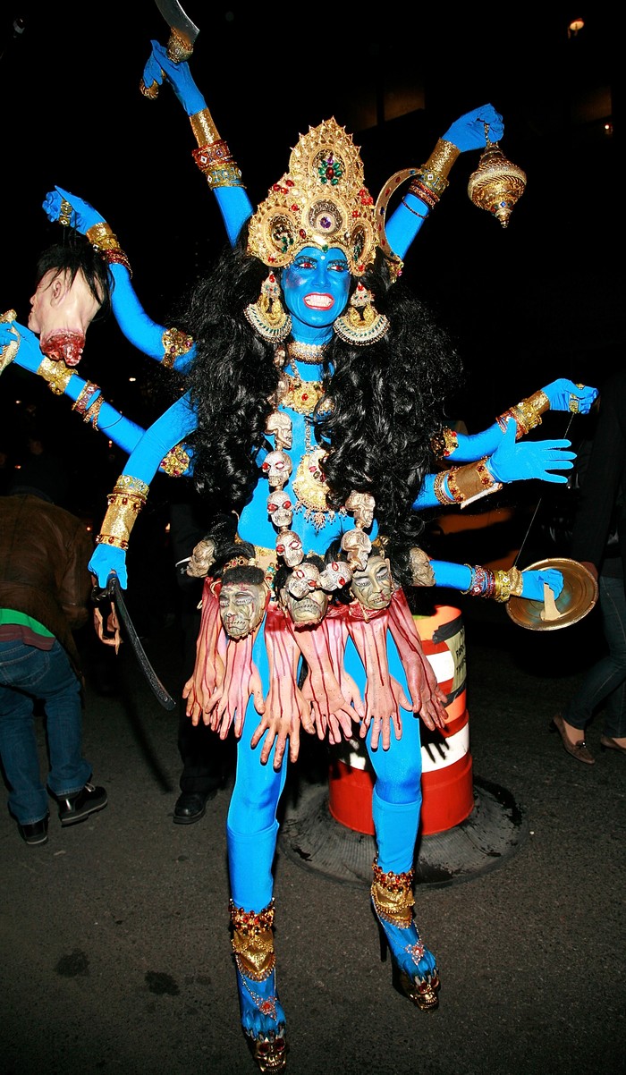 Tahun 2008 penampilannya sebagai Dewi jadi kontroversi karena dianggap telah menyinggung umat Hindu. Foto: FilmMagic/Charles Eshelman
