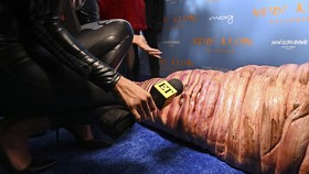 Ratu Halloween, Heidi Klum Pakai Kostum Cacing Raksasa