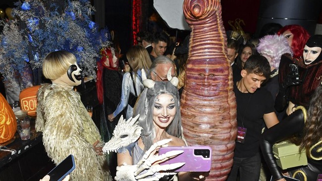FOTO: Heidi Klum Berubah Jadi Cacing Saat Pesta Halloween