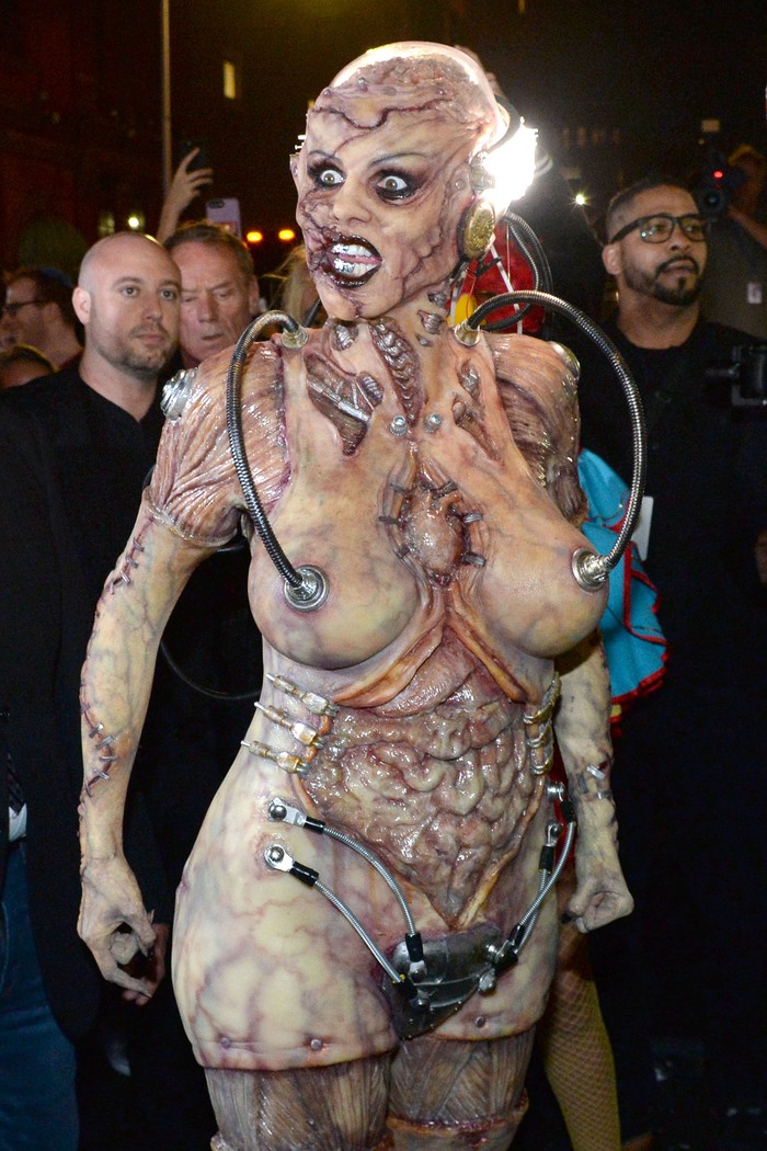 Heidi Klum tampil jadi sosok Alien pada perayaan Halloween 2019. Foto: Patrick McMullan via Getty Image/Paul Bruinooge
