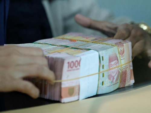 A teller counts Indonesian rupiah bank notes at a money changer in Jakarta, Indonesia, October 14, 2022. REUTERS/Willy Kurniawan