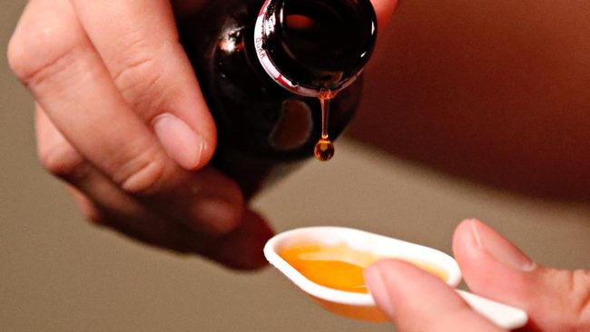 Obat sirup cair sempat dilarang digunakan karena terindikasi jadi biang kerok gagal ginjal akut pada anak. Kini daftar obat sirup aman BPOM pun telah dirilis.