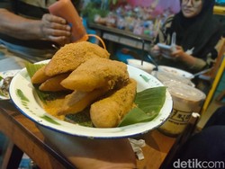 Menikmati Pisang Goreng Nostalgia di Kedai Jadul Garut